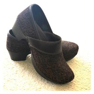 Dansko Clogs crown suede with great looking design